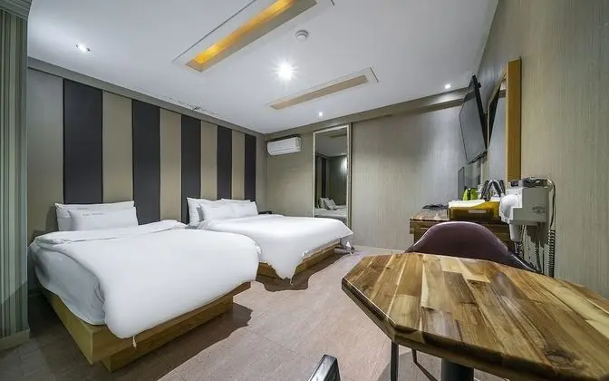 Oda (Twin (Double + Single Bed))