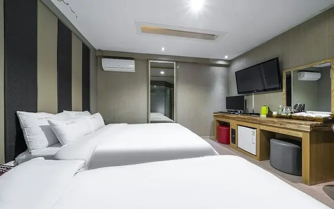 Oda (Twin (Double + Single Bed))