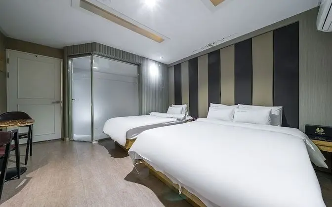 Oda (Twin (Double + Single Bed))