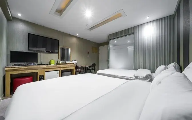 Oda (Twin (Double + Single Bed))