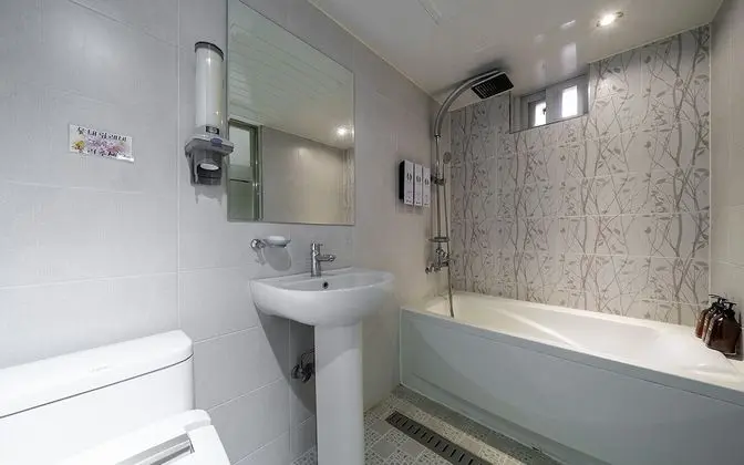 Oda (Twin (Double + Single Bed))