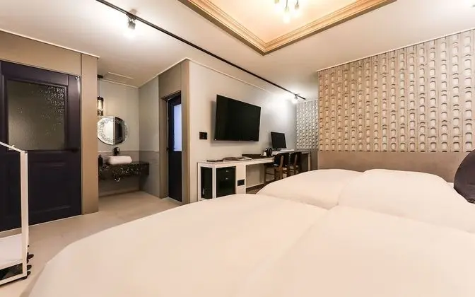 Oda (Twin Room (1PC Netflix available Doub)