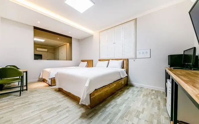 Oda (Twin (Netflix viewing spa bath))