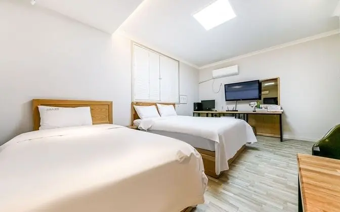 Oda (Twin (Netflix viewing spa bath))