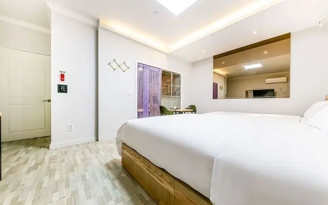 Oda (Twin (Netflix viewing spa bath))