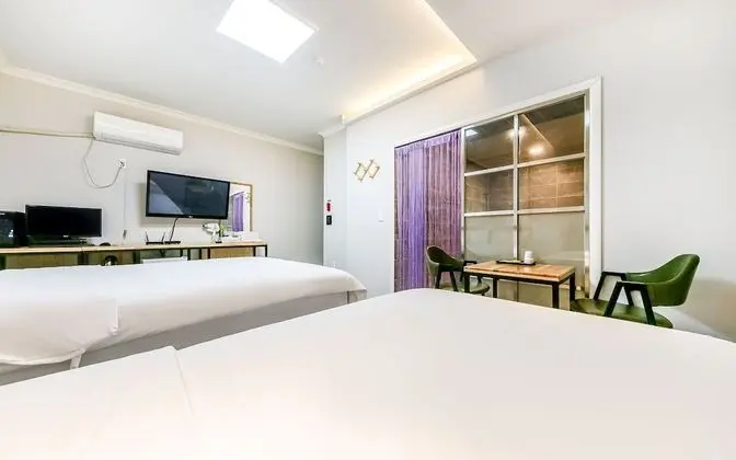 Oda (Twin (Netflix viewing spa bath))