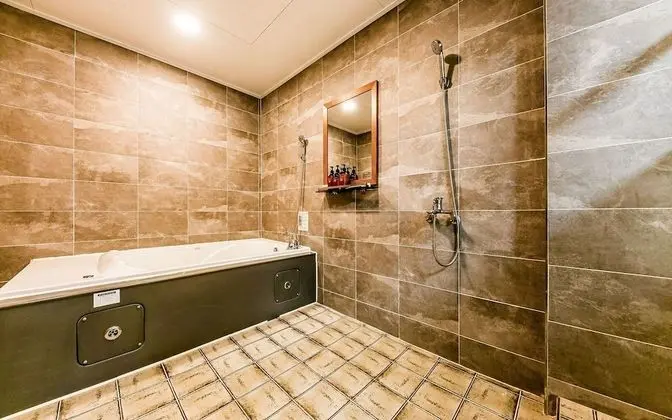 Oda (Twin (Netflix viewing spa bath))