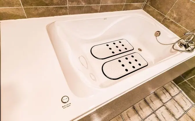 Oda (Twin (Netflix viewing spa bath))