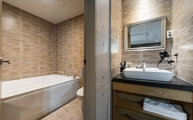 Oda (Standard-Full time (Netflix available)