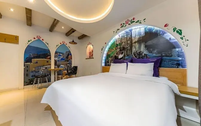 Oda (Standard room (Netflix viewing Latex )