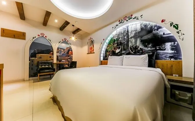 Oda (Standard room (Netflix viewing Latex )