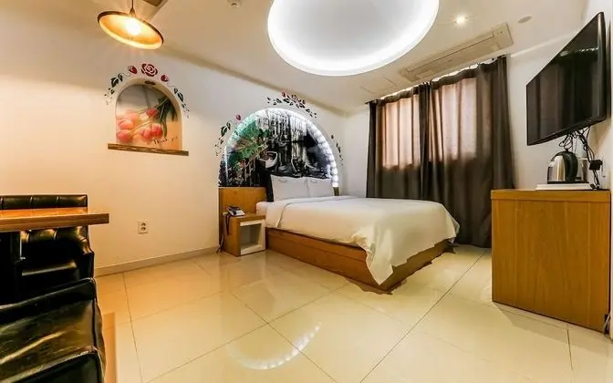 Oda (Standard room (Netflix viewing Latex )