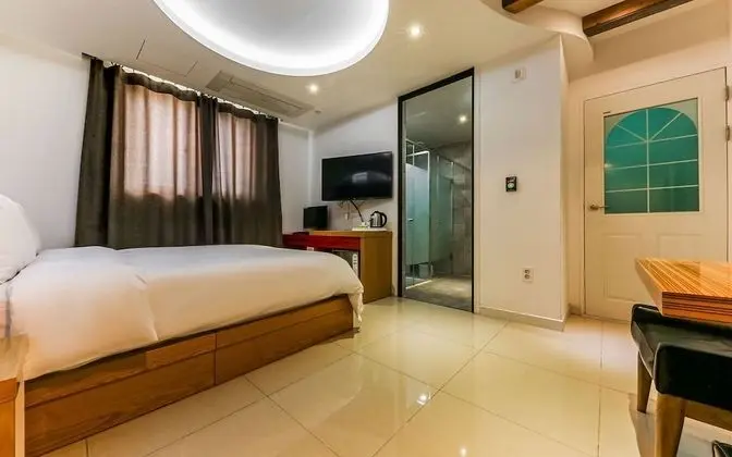 Oda (Standard room (Netflix viewing Latex )