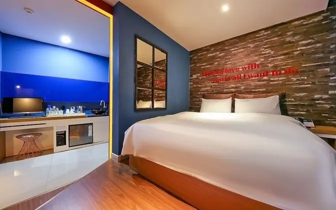 Oda (Standard room (Netflix viewing Latex )