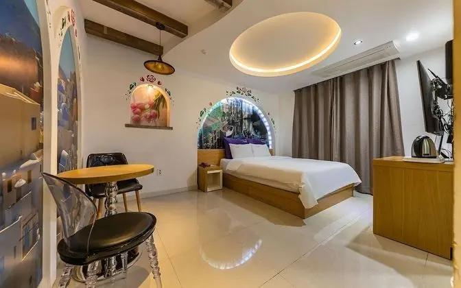 Oda (Standard room (Netflix viewing Latex )