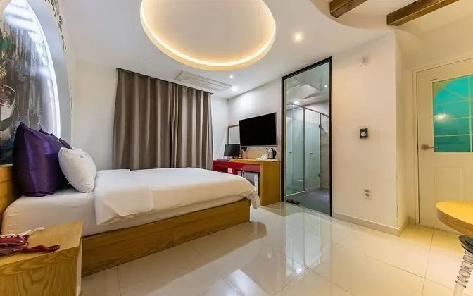 Oda (Standard room (Netflix viewing Latex )