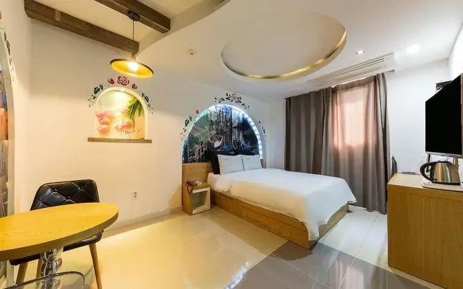 Oda (Standard room (Netflix viewing Latex )