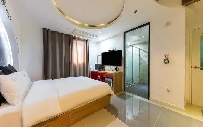 Oda (Standard room (Netflix viewing Latex )