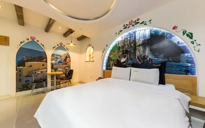 Oda (Standard room (Netflix viewing Latex )