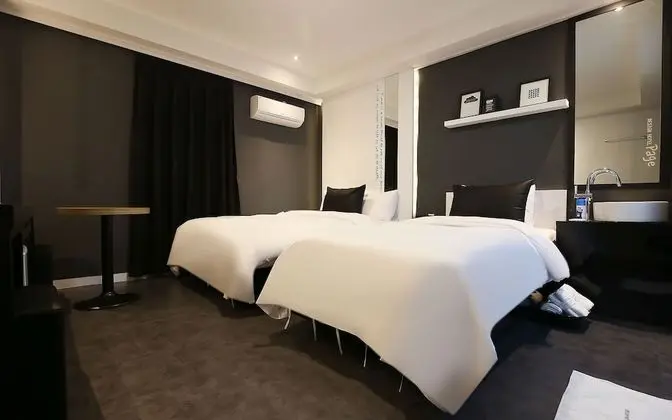 Oda (Twin Room (Netflix viewing available))