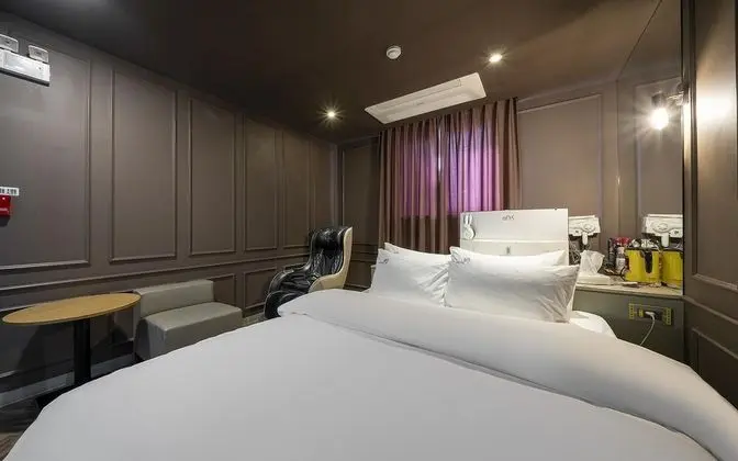 Oda (Deluxe (75-inch TV wave 1PC Netflix a)