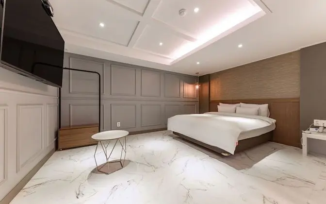 Oda (Modern Suite (NETFLIX available 65in )