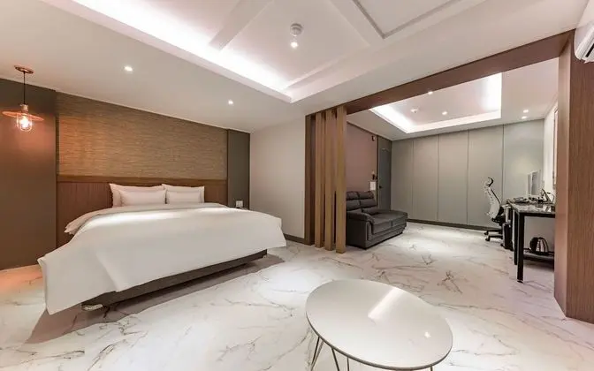 Oda (Modern Suite (NETFLIX available 65in )