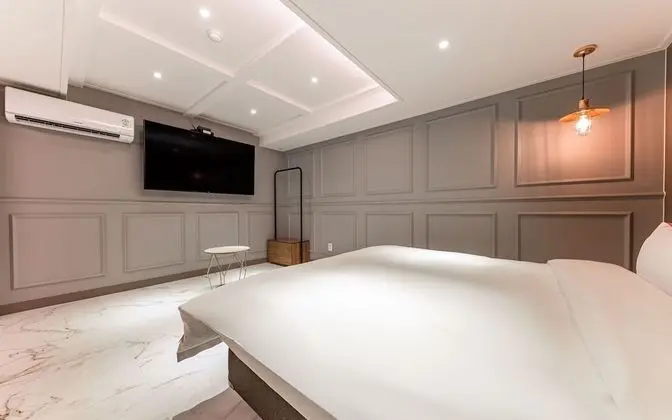 Oda (Modern Suite (NETFLIX available 65in )