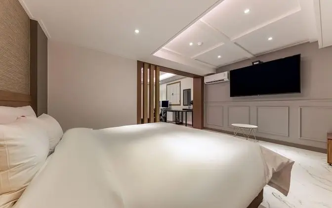 Oda (Modern Suite (NETFLIX available 65in )