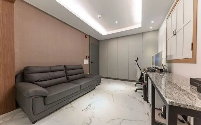 Oda (Modern Suite (NETFLIX available 65in )