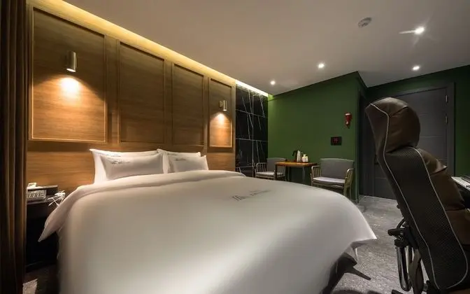 Oda (Delux (Air Purifier Netflix Available)