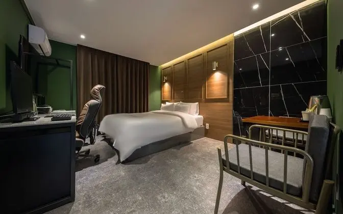 Oda (Delux (Air Purifier Netflix Available)