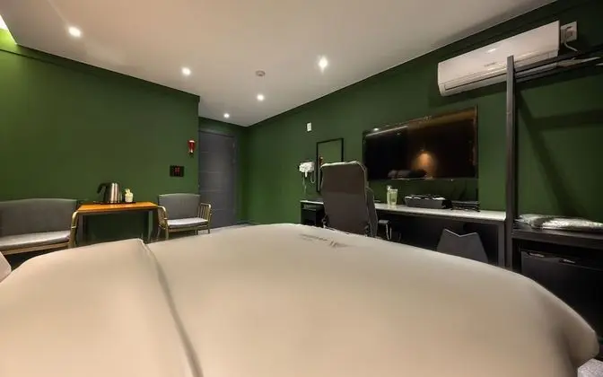 Oda (Delux (Air Purifier Netflix Available)