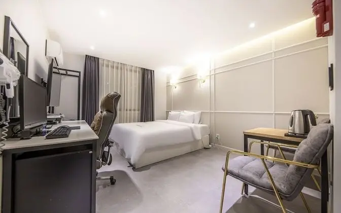 Oda (Delux (Air Purifier Netflix Available)