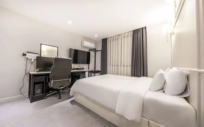 Oda (Delux (Air Purifier Netflix Available)