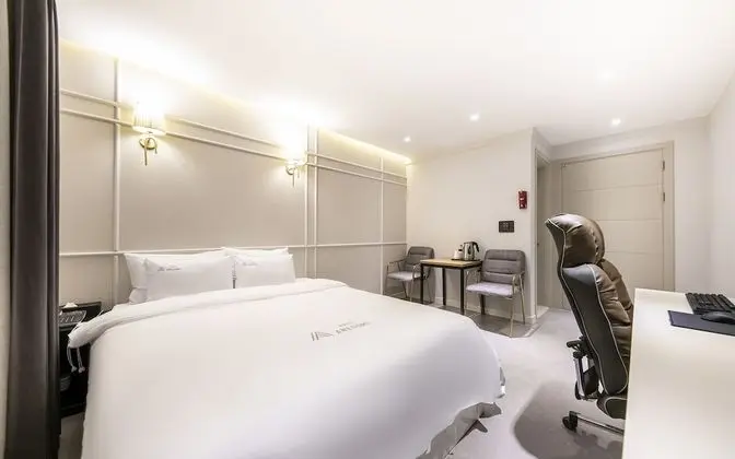 Oda (Delux (Air Purifier Netflix Available)