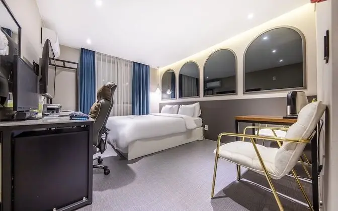 Oda (Delux (Air Purifier Netflix Available)