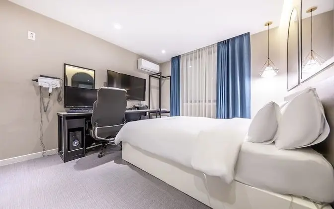 Oda (Delux (Air Purifier Netflix Available)