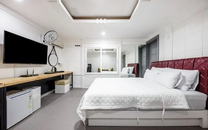 Oda (No-hard 2pc (Netflix available couple)