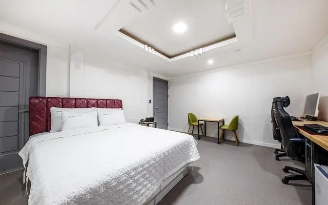 Oda (No-hard 2pc (Netflix available couple)