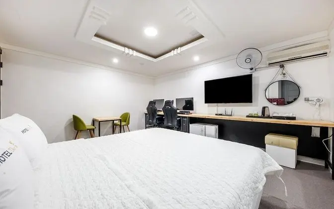 Oda (No-hard 2pc (Netflix available couple)