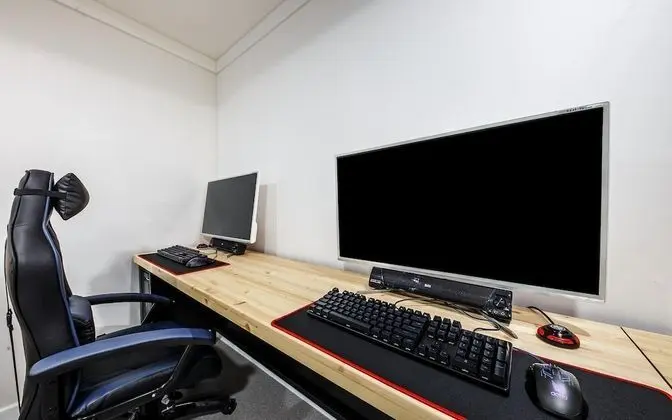 Oda (No-hard 2pc (Netflix available couple)