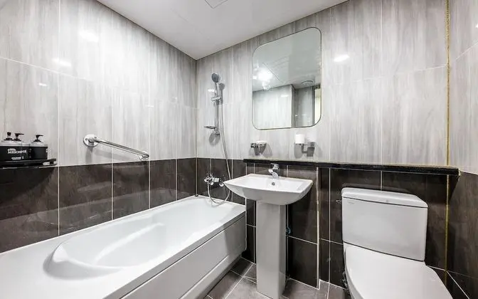 Oda (No-hard 2pc (Netflix available couple)