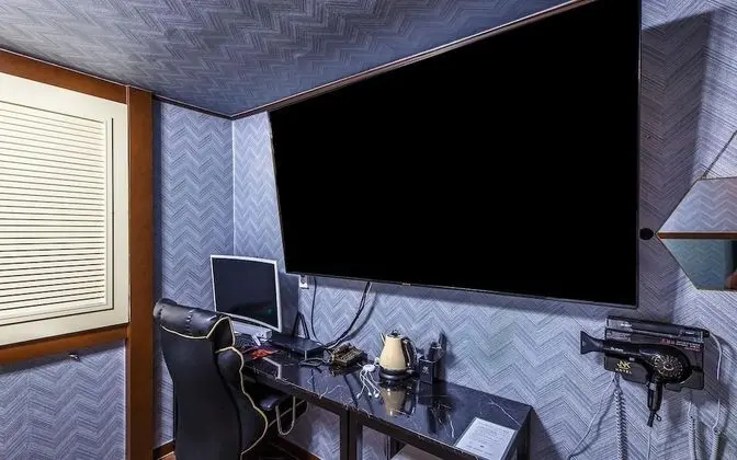 Oda (Cinema Room (Netflix viewing air puri)