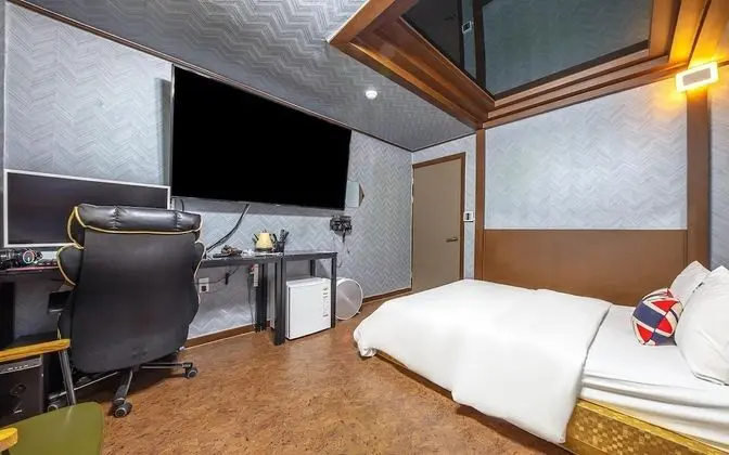 Oda (Cinema Room (Netflix viewing air puri)