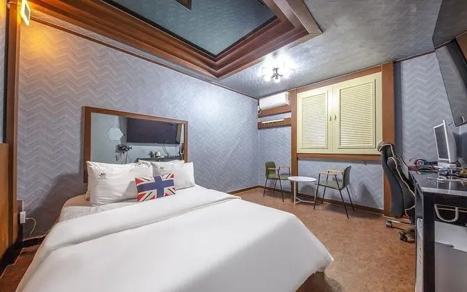 Oda (Cinema Room (Netflix viewing air puri)