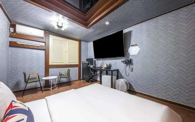 Oda (Cinema Room (Netflix viewing air puri)