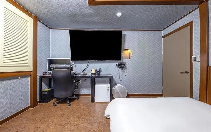 Oda (Cinema Room (Netflix viewing air puri)