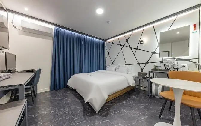 Oda (Deluxe A (Netflix YouTube available 6)