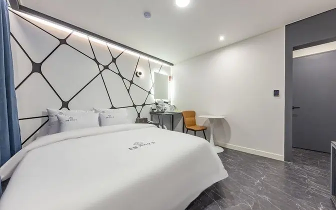 Oda (Deluxe A (Netflix YouTube available 6)